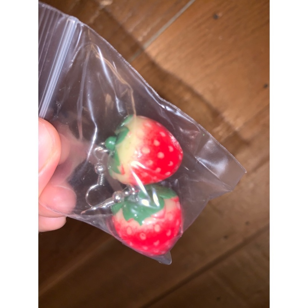3-D STRAWBERRY 🍓 DROP EARRINGS - Picture 2 of 2